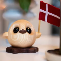 FableWood Villy den søde ælling med flag H 10 cm