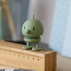 Hoptimist Soft Bumble figur XS olive H 5,9 cm