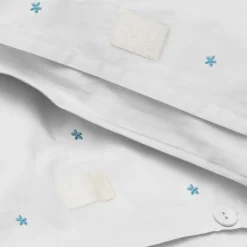 Juna Daisy sengetøj hvid/lyseblå 140x220 cm
