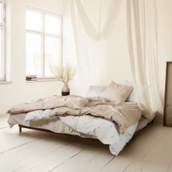 Juna Daisy sengetøj sand/hvid 140x220 cm