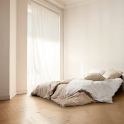 Juna Daisy sengetøj sand/hvid 140x200 cm