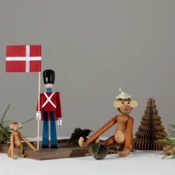 Kay Bojesen Figurines Fanebærer træfigur rød H 29,5 cm
