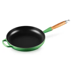 Le Creuset Signature støbejern stegepande med træhåndtag Ø 28 cm bamboo green