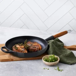 Le Creuset Signature støbejern stegepande med træhåndtag Ø 28 cm matte black