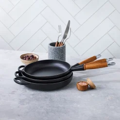 Le Creuset Signature støbejern stegepande med træhåndtag Ø 28 cm matte black