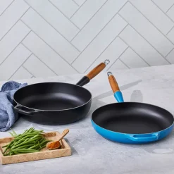 Le Creuset Signature støbejern stegepande med træhåndtag Ø 28 cm azure