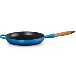 Le Creuset Signature støbejern stegepande med træhåndtag Ø 28 cm azure