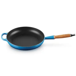 Le Creuset Signature støbejern stegepande med træhåndtag Ø 28 cm azure