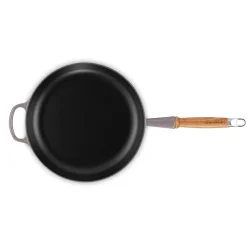 Le Creuset Signature støbejern stegepande med træhåndtag Ø 28 cm flint