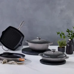 Le Creuset Signature støbejern stegepande med træhåndtag Ø 28 cm flint