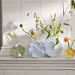 Lyngby Porcelæn Flower smørblomst vase sand H 11,5 cm