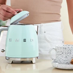 Smeg KLF05PGEU elkedel mini pastelgrøn 0,8 liter 1400 watt