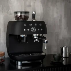 Smeg 50's Style manuel espressomaskine mat sort 1650 watt