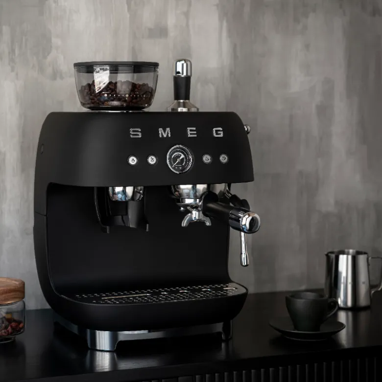 Smeg 50's Style manuel espressomaskine mat sort 1650 watt