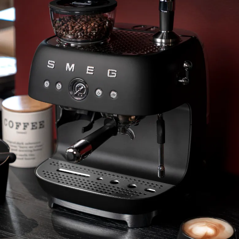 Smeg 50's Style manuel espressomaskine mat sort 1650 watt