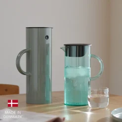Stelton EM77 kande med låg dusty green 1,5 liter