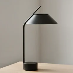 Stelton Vinkel LED lampe sort H 41,5 cm