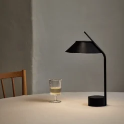 Stelton Vinkel LED lampe sort H 41,5 cm