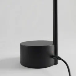 Stelton Vinkel LED lampe sort H 41,5 cm